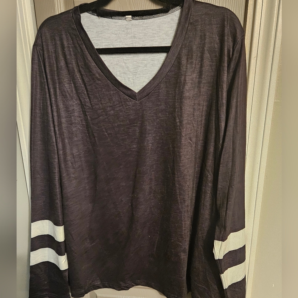 BRAND NEW ** Women's V-Neck Long Sleeve Top - Black
